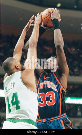 New York Knicks # 33 Patrick Ewing tire sur Boston Celtics # 44 Eric Riley match de basket-ball au cours de l'action au centre de la flotte à Boston MA USA Feb26,1999 photo de Bill belknap Banque D'Images