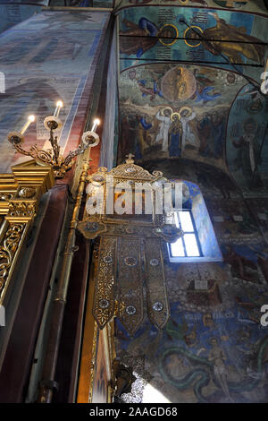 Église orthodoxe  = bannière et décoration murale  = Lampe intérieur de la Dormition (Assomption) Cathédrale de Saint Trinity-St. Sergius Lavra en vue de la Banque D'Images