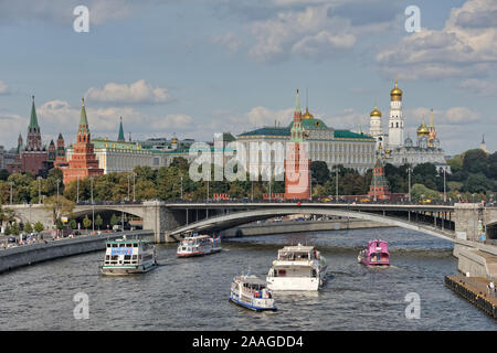 = les bateaux de plaisance au Moscow Kremlin  = Vue depuis le patriarcat marche sur le pont flottant des bateaux de plaisance en haut et en bas de la rivière Moskva (Moscou) sur e Banque D'Images