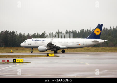 Lufthansa Airbus A320 avec l'enregistrement D-AIUB vu à l'aéroport de Landvetter. Banque D'Images