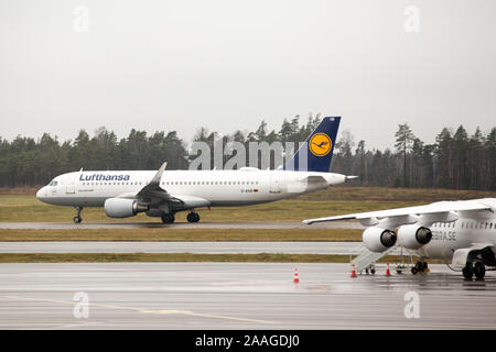 Lufthansa Airbus A320 avec l'enregistrement D-AIUB vu à l'aéroport de Landvetter. Banque D'Images