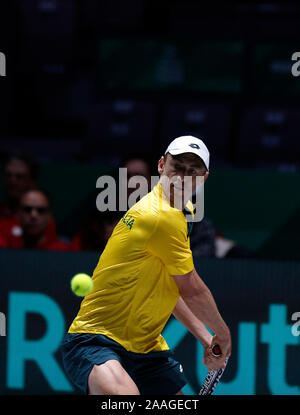 John Millman de l'Australie joue un revers contre Vasek Pospisil du Canada durant la journée 4 de la Coupe Davis 2019 à la Caja Magica de Madrid.Pospisil gagne 7-6 6-4 Banque D'Images