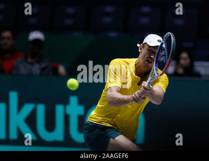 John Millman de l'Australie joue un revers contre Vasek Pospisil du Canada durant la journée 4 de la Coupe Davis 2019 à la Caja Magica de Madrid.Pospisil gagne 7-6 6-4 Banque D'Images