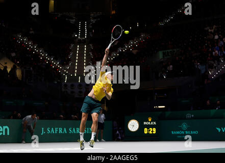 De l'Australie John Millman sert contre Vasek Pospisil du Canada durant la journée 4 de la Coupe Davis 2019 à la Caja Magica de Madrid.Pospisil gagne 7-6 6-4 Banque D'Images