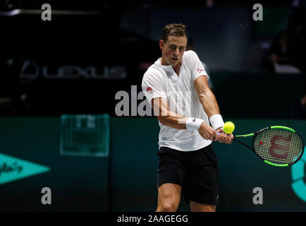 Vasek Pospisil du Canada joue un revers contre John Millman de l'Australie pendant la journée 4 de la Coupe Davis 2019 à la Caja Magica de Madrid. Pospisil gagne 7-6 6-4 Banque D'Images