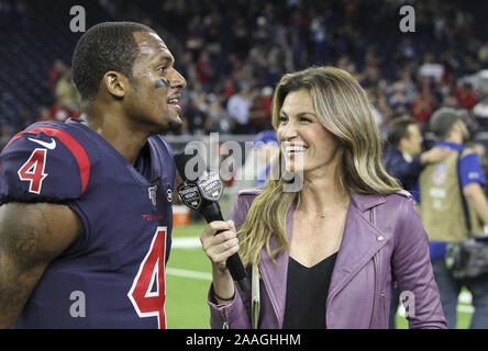 FOX Sports reporter Erin Andrews is seen before an NFL football game  between the Dallas Cowboys and the Washington Commanders, Sunday, Oct. 2,  2022, in Arlington. (AP Photo/Tyler Kaufman Stock Photo - Alamy