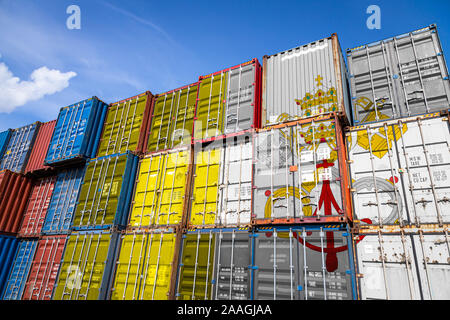 Le drapeau national du Vatican sur un grand nombre de récipients métalliques pour le stockage de marchandises en lignes empilées les unes sur les autres. Conception de stockage des rendez-vous Banque D'Images