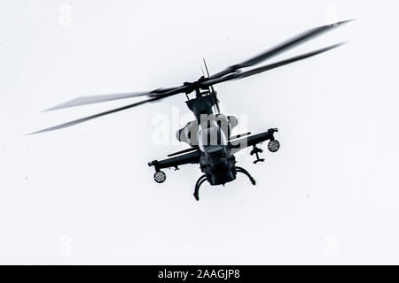 191119-N-NB544-1370 de l'OCÉAN PACIFIQUE (nov. 19, 2019) Un AH-1Z Viper, attaché à rotors basculants moyen maritime (VMM) de l'Escadron 163 (renforcée), vole au-dessus de la station de transport amphibie USS John P. Murtha (LPD 26) lors d'une démonstration de puissance. Marins et soldats du boxeur groupe amphibie (ARG) et 11e Marine Expeditionary Unit (MEU) sont entrepris sur l'USS John P. Murtha sur un déploiement régulièrement prévues. (U.S. Photo par marine Spécialiste de la communication de masse 2e classe Kyle Carlstrom) Banque D'Images