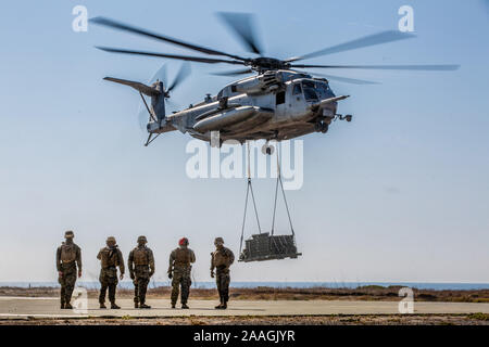 Les Marines américains avec la Compagnie de soutien d'atterrissage, 1er bataillon de transport, 1er Groupe logistique maritime, préparer pour détacher des palettes pour l'équipe de soutien de l'hélicoptère au cours de l'exercice opérations dague verte à Camp Pendleton, en Californie, le 14 novembre 2019. Au cours de l'effort, la dague de Marine Vert de 7e Bataillon de soutien du génie a travaillé avec la Royal Marine Commandos pour renforcer la mobilité et la capacité de renforcer les mesures de lutte contre l'état de préparation opérationnelle. Banque D'Images