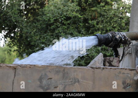 Clair comme de l'eau doux et sain d'être rincer, l'eau qui coule dans de bien Banque D'Images