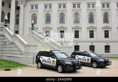 Les véhicules de police State Capitol) hors de la Wisconsin State Capitol Building, Madison, Wisconsin, USA Banque D'Images