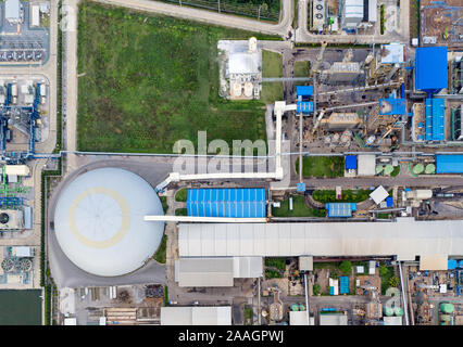 Vue aérienne, de centrales électriques, sous-station, l'exportation, la fabrication du papier et d'emballage industrie du carton ondulé Banque D'Images