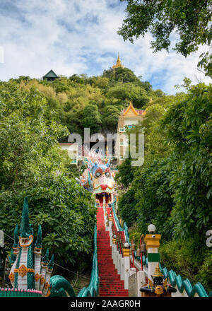 Long escalier rouge jusqu'à l'église sur la colline avec dragon statue en forêt tropicale à Wat Ban Tham, Kanchanaburi Banque D'Images