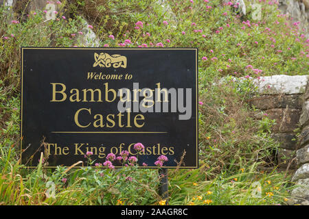 , BAMBURGH NORTHUMBERLAND, England, UK - 10 septembre 2017 : signe de bienvenue au Château de Bamburgh Northumberland, England, UK. Banque D'Images