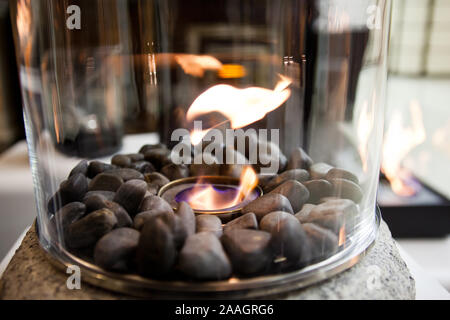 Cheminée bioéthanol portable alimenté à la maison en feu, pour vivre le feu à la maison, pas de cheminée et la cheminée est nécessaire. Bio-éthanol liquide brûle dans la cuvette. Ro Banque D'Images