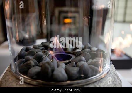 Cheminée bioéthanol portable alimenté à la maison en feu, pour vivre le feu à la maison, pas de cheminée et la cheminée est nécessaire. Bio-éthanol liquide brûle dans la cuvette. Ro Banque D'Images