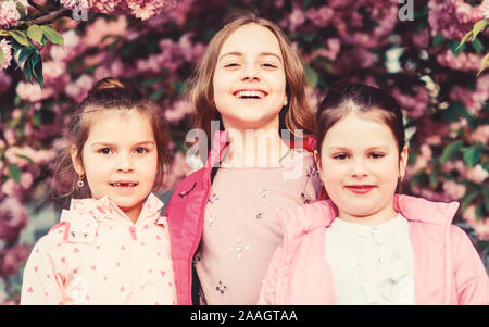 Pink notre préféré. Les enfants jardin de printemps. Sakura garden. Soeurs amis arbres de sakura l'arrière-plan. Les enfants des fleurs roses du sakura arbre. Offres fleurs fleur. Les enfants peuvent s'amuser à fleur de cerisier. La véritable amitié. Banque D'Images