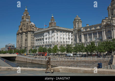 LIVERPOOL, Angleterre, Royaume-Uni - Juin 07, 2017 : les personnes bénéficiant le Port de Liverpool Building (ou Dock Bureau) à Pier Head, le long du front de mer de Liverpool Banque D'Images