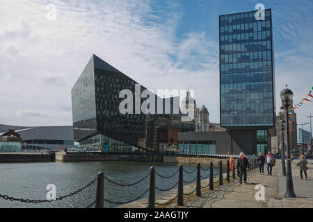 LIVERPOOL, Angleterre, Royaume-Uni - Juin 07, 2017 : bâtiment moderne du Musée de Liverpool et Open Eye Gallery de Liverpool en Angleterre vu de Canning Dock Banque D'Images