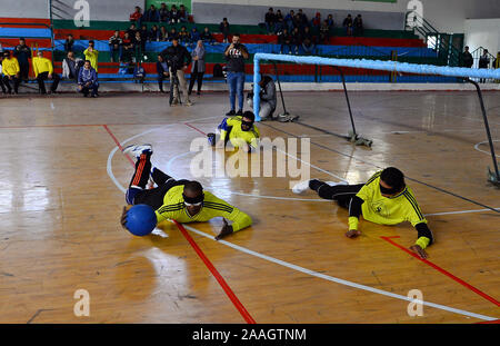 La bande de Gaza. 21 Nov, 2019. Des troubles de la vision les joueurs s'affrontent au cours d'un match au stade de goalball de Palestine, dans la ville de Gaza, le 21 novembre, 2019. Pour ALLER AVEC :'Le goalball tente de faire son chemin dans la bande de Gaza' Credit : Rizek Abdeljawad/Xinhua/Alamy Live News Banque D'Images