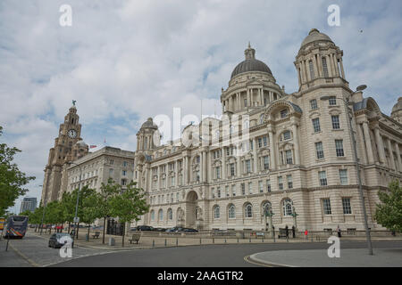 LIVERPOOL, Angleterre, Royaume-Uni - Juin 07, 2017 : les personnes bénéficiant le Port de Liverpool Building (ou Dock Bureau) à Pier Head, le long du front de mer de Liverpool Banque D'Images