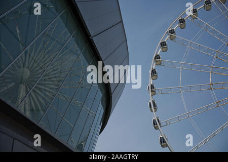 LIVERPOOL, Angleterre, Royaume-Uni - Juin 07, 2017 : avis de l'ÉCHO Convention Center et une grande roue adjacente à Liverpool, en Angleterre Banque D'Images