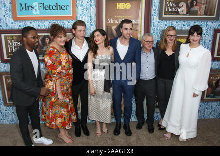 HBO'S 'Mrs. Fletcher" Los Angeles Premiere at Avalon Hollywood à Los Angeles, Californie le 21 octobre 2019 avec : Rashad Edwards, Katie Kershaw, Owen Teague, Kathryn Hahn, Jackson White, Tom Perotta commence par rapporter l', Helen Estabrook, Casey Wilson Où : Los Angeles, California, United States Quand : 22 Oct 2019 Credit : Sheri Determan/WENN.com Banque D'Images