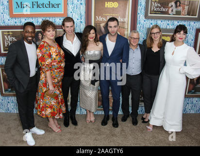 HBO'S 'Mrs. Fletcher" Los Angeles Premiere at Avalon Hollywood à Los Angeles, Californie le 21 octobre 2019 avec : Rashad Edwards, Katie Kershaw, Owen Teague, Kathryn Hahn, Jackson White, Tom Perotta commence par rapporter l', Helen Estabrook, Casey Wilson Où : Los Angeles, California, United States Quand : 22 Oct 2019 Credit : Sheri Determan/WENN.com Banque D'Images