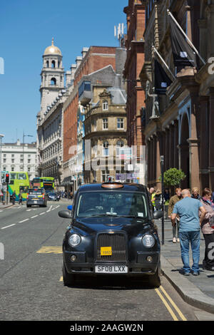 LIVERPOOL, Angleterre, Royaume-Uni - Juin 07, 2017 : Britsh vintage taxi dans les rues de Liverpool. Banque D'Images