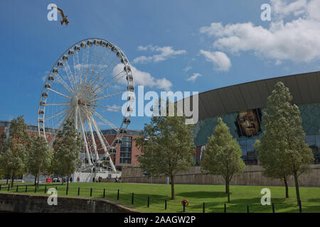 LIVERPOOL, Angleterre, Royaume-Uni - Juin 07, 2017 : avis de l'ÉCHO Convention Center et une grande roue adjacente à Liverpool, en Angleterre Banque D'Images