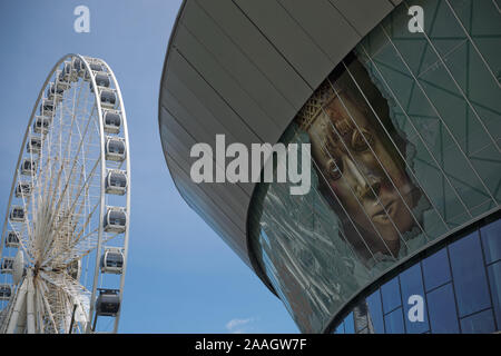 LIVERPOOL, Angleterre, Royaume-Uni - Juin 07, 2017 : avis de l'ÉCHO Convention Center et une grande roue adjacente à Liverpool, en Angleterre Banque D'Images