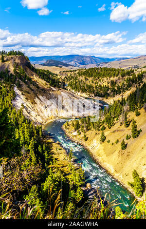 Vue de la calcite Springs donnent sur de la rivière Yellowstone. À l'extrémité en aval du Grand Canyon de Yellowstone dans le Wyoming Yellowstone USA Banque D'Images