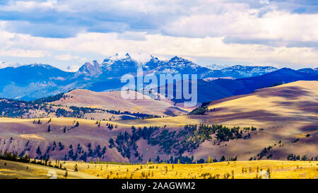 Les prairies et montagnes vue de la Grand Loop Road entre Canyon Village et Tower Junction dans le Parc National de Yellowstone, Wyoming, Etats-Unis Banque D'Images