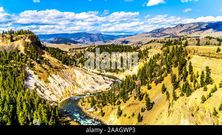 Vue de la calcite Springs donnent sur de la rivière Yellowstone. À l'extrémité en aval du Grand Canyon de Yellowstone dans le Wyoming Yellowstone USA Banque D'Images