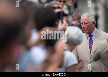 Le Prince de Galles accueille le public au cours d'une promenade à travers la place de la Cathédrale de Christchurch, le sixième jour de la visite royale de Nouvelle-Zélande. Banque D'Images