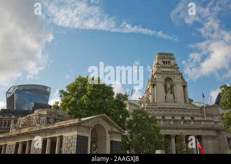 Londres, Royaume-Uni - 08 septembre 2017 : voir de l'architecture de la ville de Londres en Angleterre aux côtés de la rive de la Tamise. Banque D'Images