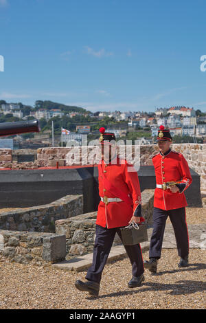 ST. PETER Port, Guernsey, Royaume-Uni - 16 août 2017 : Les Protecteurs du tir au canon de midi jour Castle Cornet, St Peter Port, Guernsey, Channel Islands. Banque D'Images