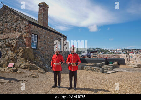 ST. PETER Port, Guernsey, Royaume-Uni - 16 août 2017 : Les Protecteurs du tir au canon de midi jour Castle Cornet, St Peter Port, Guernsey, Channel Islands. Banque D'Images