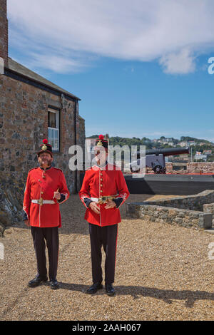 ST. PETER Port, Guernsey, Royaume-Uni - 16 août 2017 : Les Protecteurs du tir au canon de midi jour Castle Cornet, St Peter Port, Guernsey, Channel Islands. Banque D'Images