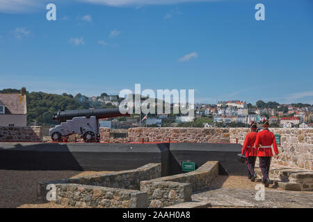 ST. PETER Port, Guernsey, Royaume-Uni - 16 août 2017 : Les Protecteurs du tir au canon de midi jour Castle Cornet, St Peter Port, Guernsey, Channel Islands. Banque D'Images