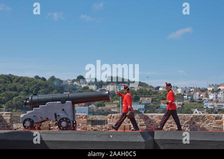 ST. PETER Port, Guernsey, Royaume-Uni - 16 août 2017 : Les Protecteurs du tir au canon de midi jour Castle Cornet, St Peter Port, Guernsey, Channel Islands. Banque D'Images