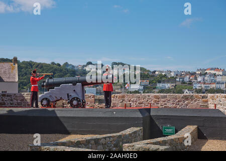 ST. PETER Port, Guernsey, Royaume-Uni - 16 août 2017 : Les Protecteurs du tir au canon de midi jour Castle Cornet, St Peter Port, Guernsey, Channel Islands. Banque D'Images