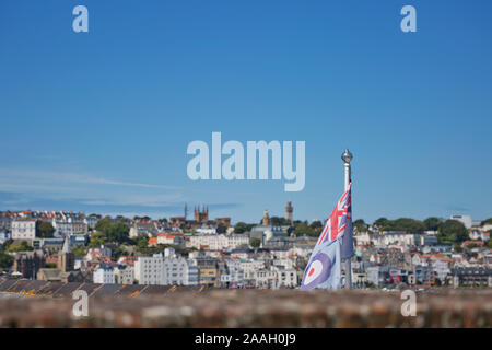 ST. PETER Port, Guernsey, Royaume-Uni - 16 août 2017 : Avis d'un drapeau et St Peter Port de Castle Cornet à St Peter Port, Guernsey, Royaume-Uni. Banque D'Images