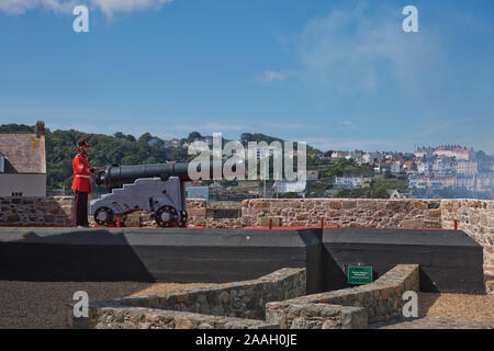 ST. PETER Port, Guernsey, Royaume-Uni - 16 août 2017 : Les Protecteurs du tir au canon de midi jour Castle Cornet, St Peter Port, Guernsey, Channel Islands. Banque D'Images