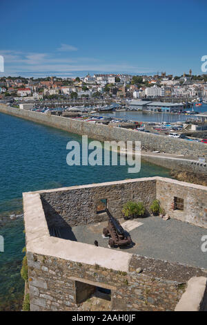 ST. PETER Port, Guernsey, Royaume-Uni - 16 août, 2017 Chariot de déplacement : Cannon à Castle Cornet à St Peter Port, Guernsey, Royaume-Uni. Banque D'Images