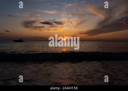 Coucher de soleil sur l'horizon méditerranéen épique. Seascape au coucher du soleil avec de belles couleurs dans le ciel. Banque D'Images