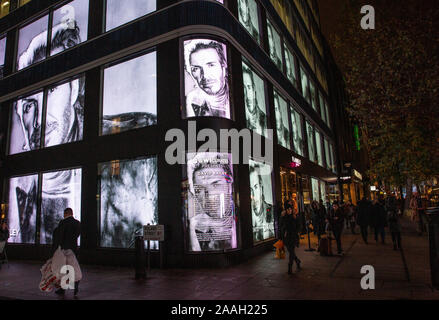 David Bailey célèbre la mode britannique et du photographe portrait images sur un panneau électrique géant sur Oxford Street dans le cadre d'un projet artistique. PHOTO:JEFF GILBERT 21 Novembre 2019 Banque D'Images