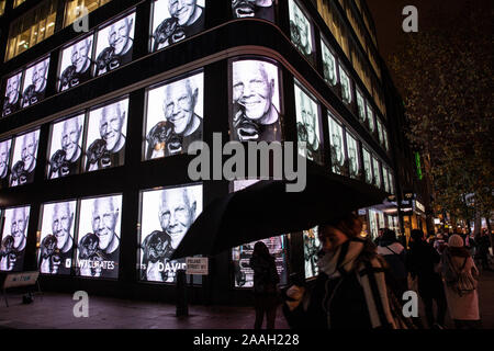 David Bailey célèbre la mode britannique et du photographe portrait images sur un panneau électrique géant sur Oxford Street dans le cadre d'un projet artistique. PHOTO:JEFF GILBERT 21 Novembre 2019 Banque D'Images