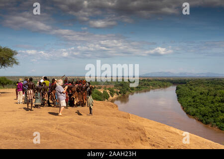 L'Éthiopie, de l'Omo, Kolcho habillé traditionnellement faite Village Karo sur falaise au-dessus au-dessus de la rivière Omo posant pour des photos touristiques Banque D'Images