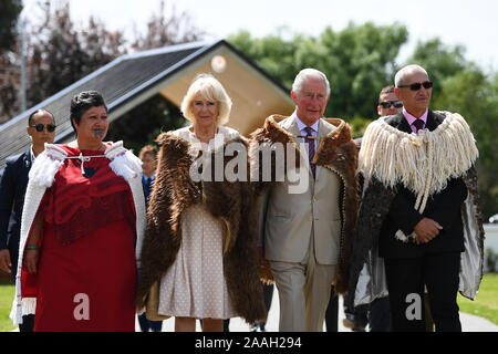 Le Prince de Galles et la duchesse de Cornouailles au cours de leur visite en Tuahiwi marae, lieu de rencontre d'une tribu sur l'île du sud de la Nouvelle-Zélande, le sixième jour de la visite royale. PA Photo. Photo date : vendredi 22 novembre, 2019. Crédit photo doit se lire : Victoria Jones/PA Wire Banque D'Images